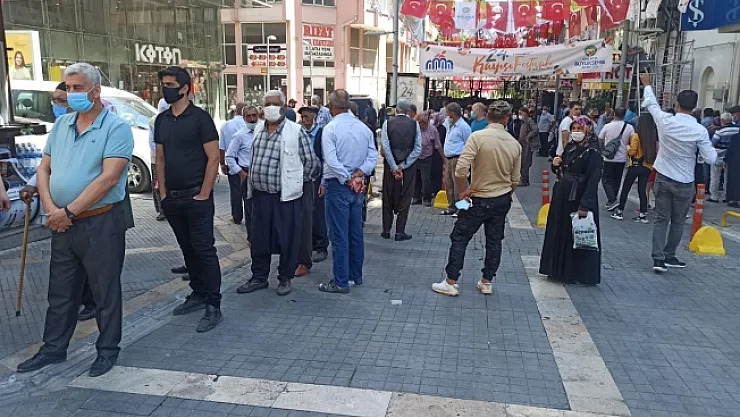 Malatya'da çarşı pazar yoğunluğu! Bankaların önünde metrelerce kuyruk!