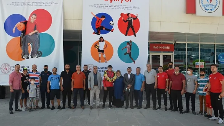 Malatya'ya madalyayla dönen sporcuya coşkulu karşılama