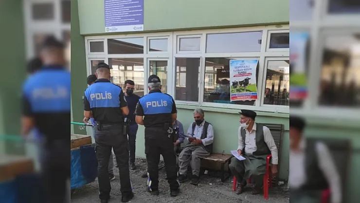 Polis ekiplerinden kurban pazarında sahte para uyarısı