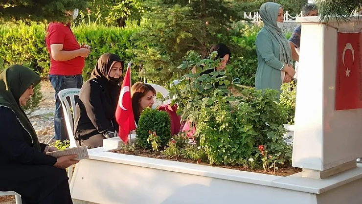 Şehitlikte hüzünlü bayramlaşma! Gözyaşları sel oldu aktı...