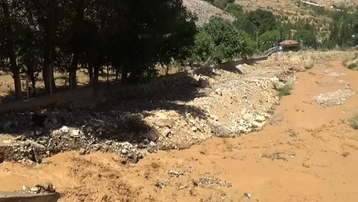 Sulama kanalı patladı, evler su altında kaldı: 2 yaralı!