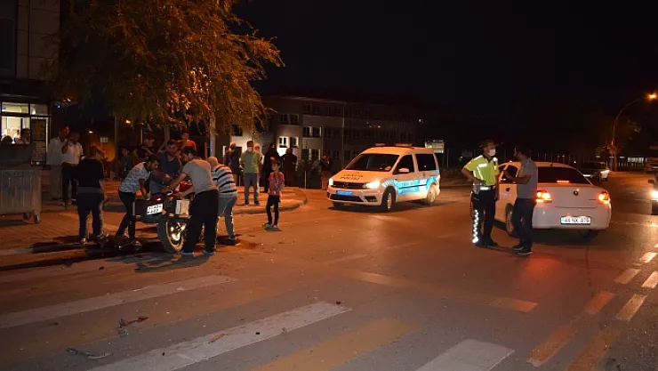 Ters yöne giren otomobil motosiklet ile çarpıştı: 3 yaralı