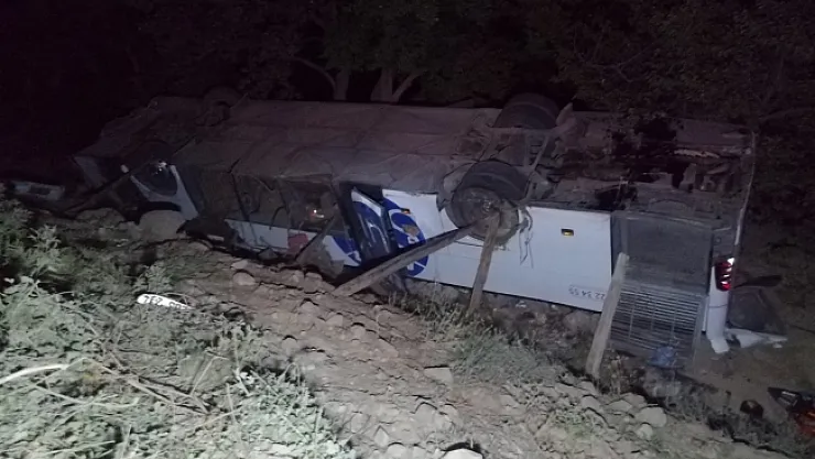 Yolcu otobüsü devrildi, göçmenler kaza yerinden kaçtı