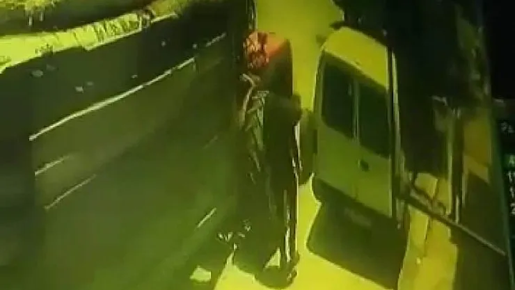 Yolda yürürken iki aracın arasına sıkıştı, ölümden döndü!