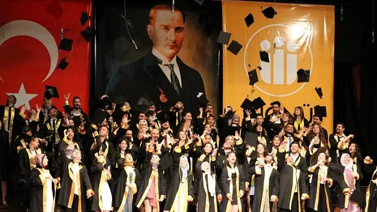 Diş hekimi öğrencilerinin mezuniyet sevinci