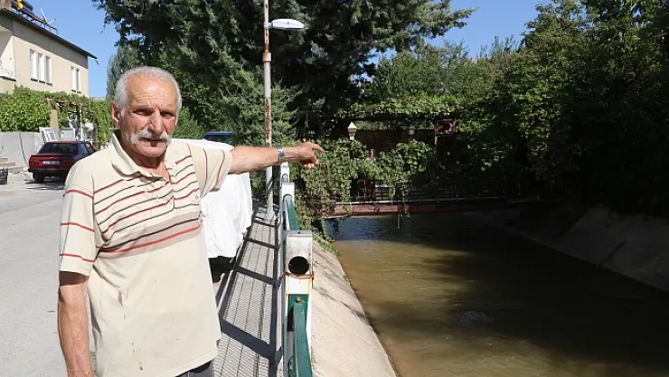 Evine 43 yıldır kendi yaptığı köprüden ulaşıyor