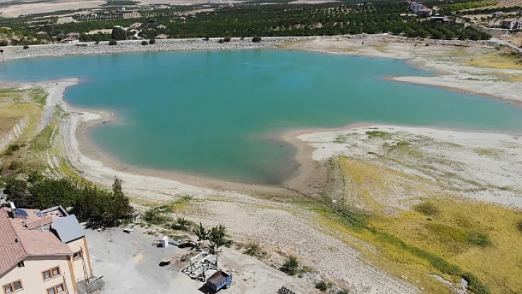 Göçmen kuşların mekanı olan göleti kuraklık vurdu