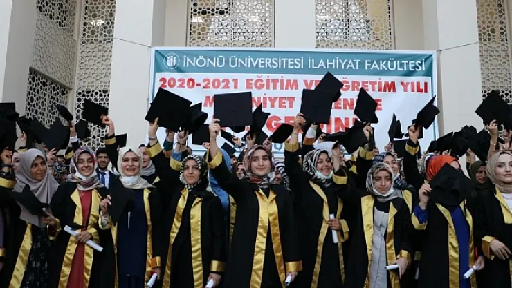 İlahiyat Fakültesi'nde mezuniyet coşkusu