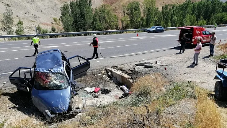 Otomobil menfez köprüsüne çarptı: 4 yaralı