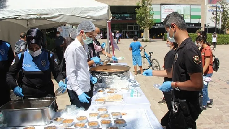 Polis vatandaşın ağzını tatlandırdı