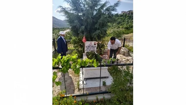 Şehitliğe anlamlı ziyaret