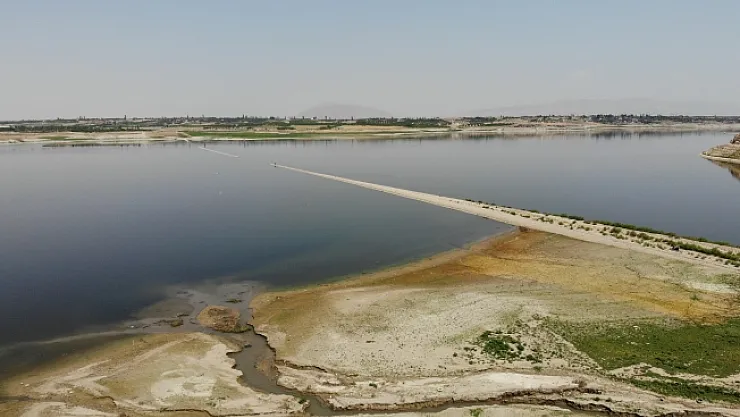 Suların çekilmesiyle ortaya çıkan demir yolu, barajı adeta ikiye ayırdı
