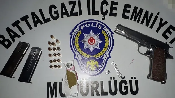 Şüpheli araçtan silah ve uyuşturucu çıktı