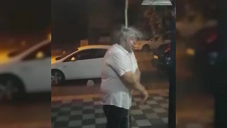 Yağmur altında duş aldı, çocuklar gibi eğlendi