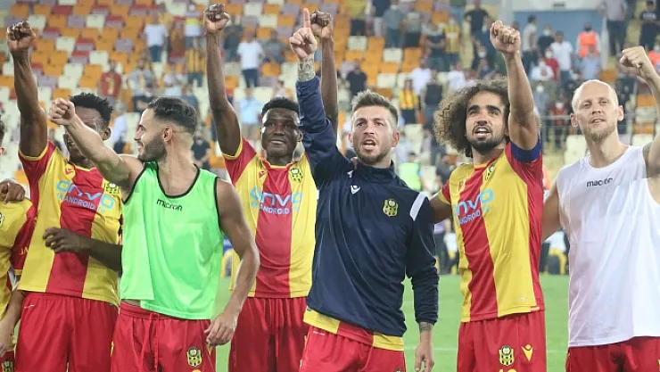 Yeni Malatyaspor'dan galibiyet kutlaması