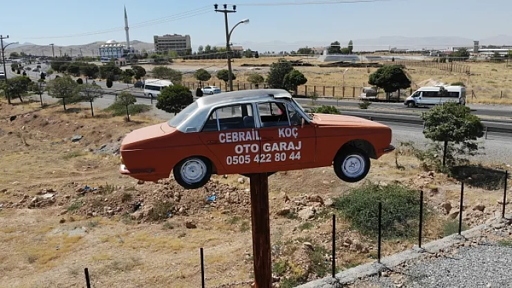 1983 model otomobil 5 metre yükseklikte direk üzerinde aksesuar oldu