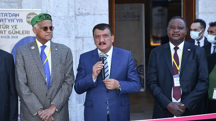 22 üniversiteden 51 akademisyenin katıldığı foto akademi sergisi açıldı