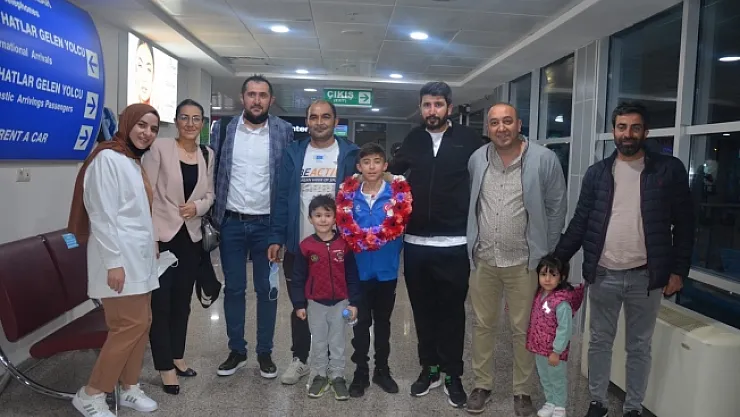 Avrupa ikincisi çiçeklerle karşılandı!