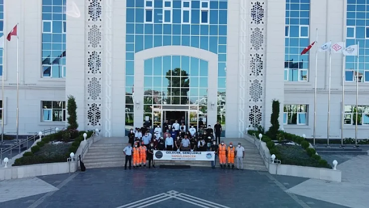 Düşünen gençler çevreye atılan maske ve eldivenleri topladı