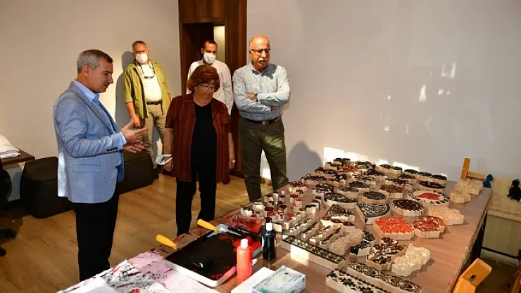 Eski Bakan Akşit, Yeşilyurt'taki tekstil müzesini inceledi