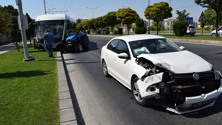 Facianın eşiğinden dönüldü! Makas atan otomobil traktöre, traktör trambüse çarptı