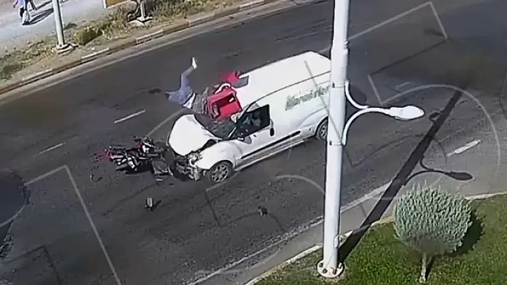Feci kazada motosiklet sürücüsü havaya uçtu!