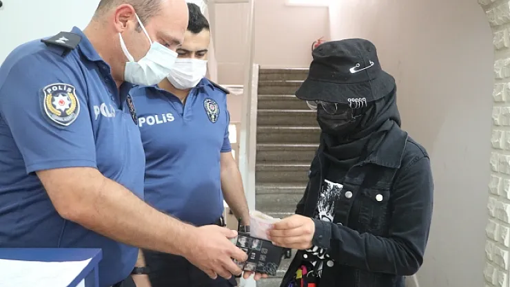 &quotİnsanlık ölmemiş&quot dedirtti! Para dolu cüzdanı sahibine teslim etti