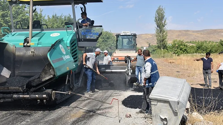 Kale'nin Kıyıcak Mahallesi'nde yollar asfaltlanıyor