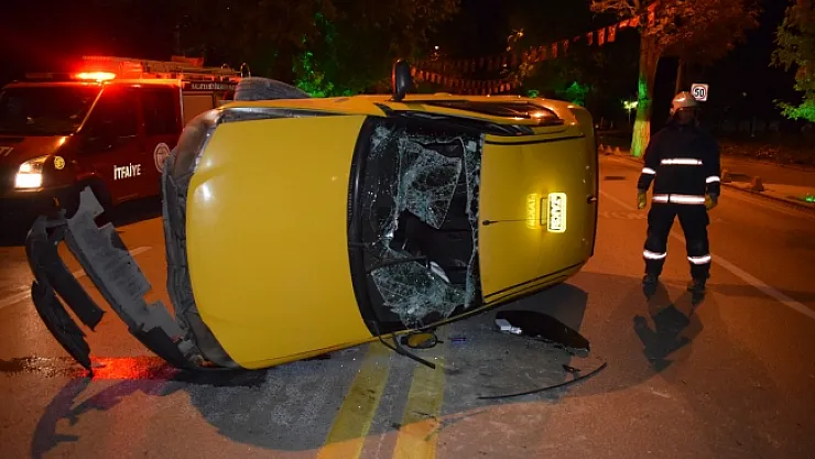 Kontrolden çıkan ticari araç yan yattı, sürücüsü araçta sıkıştı!