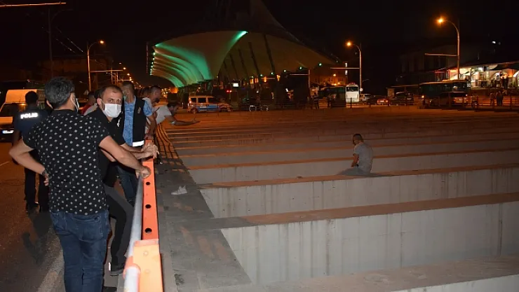Malatya'da alt geçitteki intihar girişimini polis engelledi