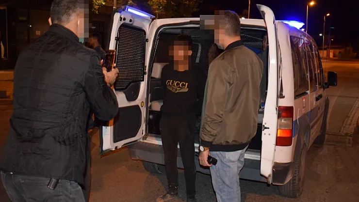 Gasp ettikleri araçla polisten kaçarken kaza yaptılar