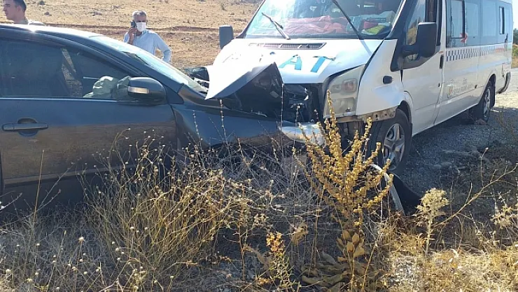 Otomobil ile minibüs çarpıştı: 11 yaralı
