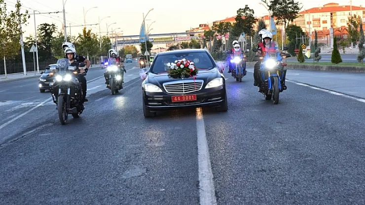 Vali Baruş'un makam aracı gelin arabası oldu