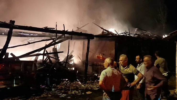 Yangında ev ve traktör zarar gördü