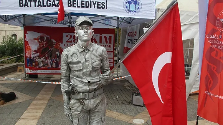 Asker selamı veren canlı heykel rekor denemesine başladı