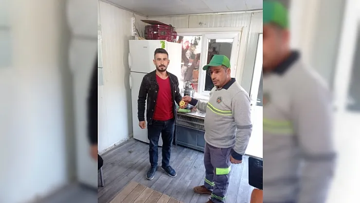 Bulduğu altın tuğrayı sahibine teslim etti