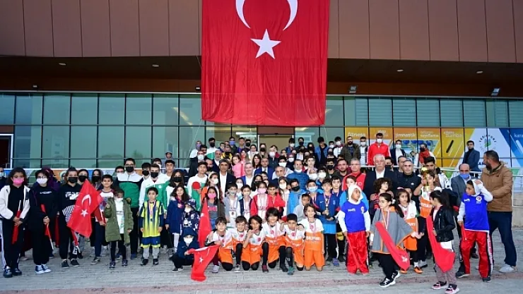 Cumhuriyet Kupası'nda dereceye girenlere ödülleri dağıtıldı