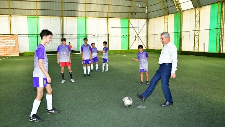 Futbol turnuvasının başlama vuruşunu Başkan Çınar yaptı