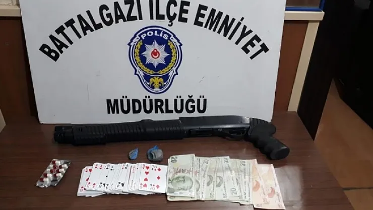 Malatya'da kumar baskınında silah ve uyuşturucu ele geçirildi