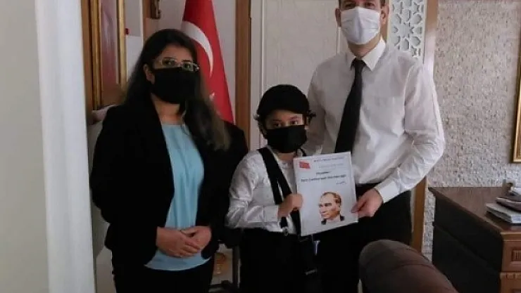 Minikler Cumhuriyetin ilan edileceğini bildiren gazete çıkardı