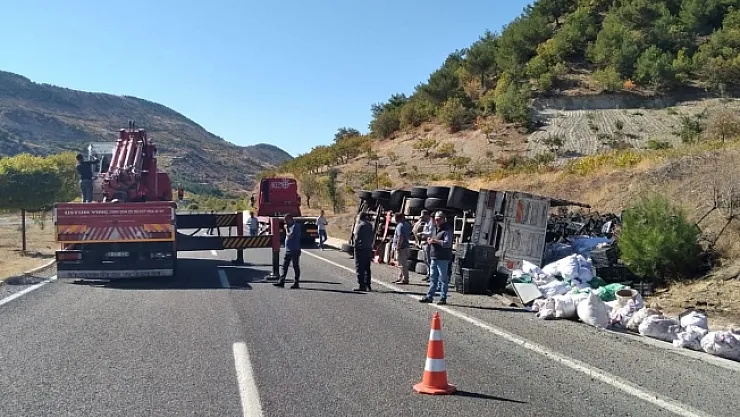 Virajı alamayan kamyon yan yattı: Sürücü yaralandı!