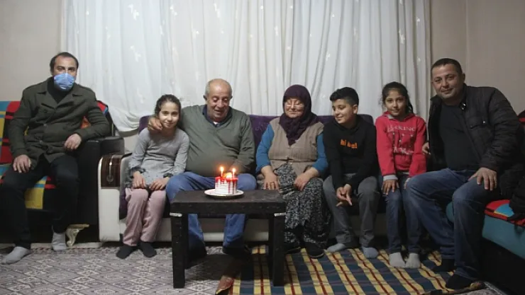 45'inci evlilik yıldönümünü kutlayan çift, kadın cinayetlerine dikkat çekti