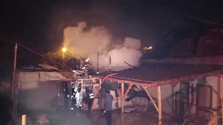 Ahır alev alev yandı!