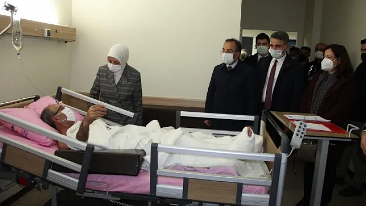 AK Partili Çalık, Malatya'daki çöken binadan çıkarılan yaralıları ziyaret etti