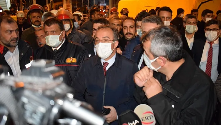 İçişleri Bakan Yardımcısı İsmail Çataklı, çöken binanın enkazında incelemelerde bulundu