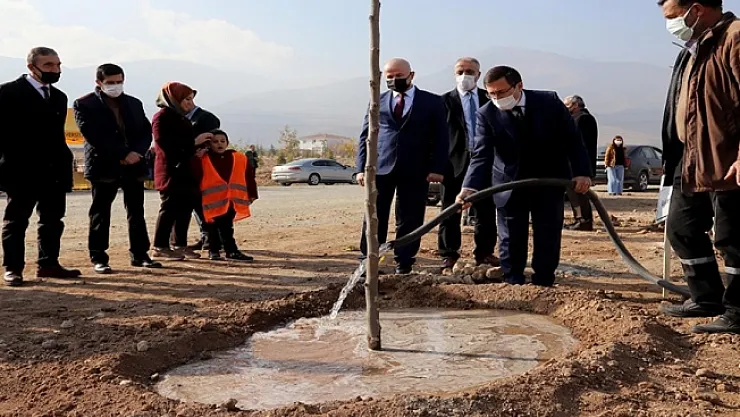 İnönü Üniversitesi'nde yeni açılan bulvar ağaçlandırılıyor