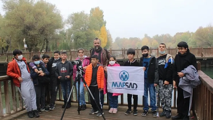 İşitme engelli öğrencilere fotoğraf eğitimi