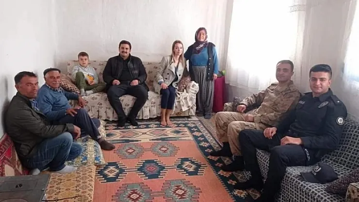 Kaymakam Ülkü eşiyle ev ziyaretlerinde  