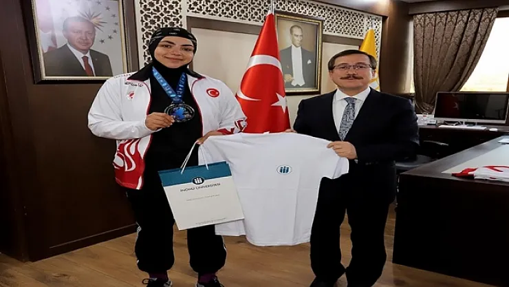 Kick Boks Şampiyonasından dünya 2'ncisi olarak döndü