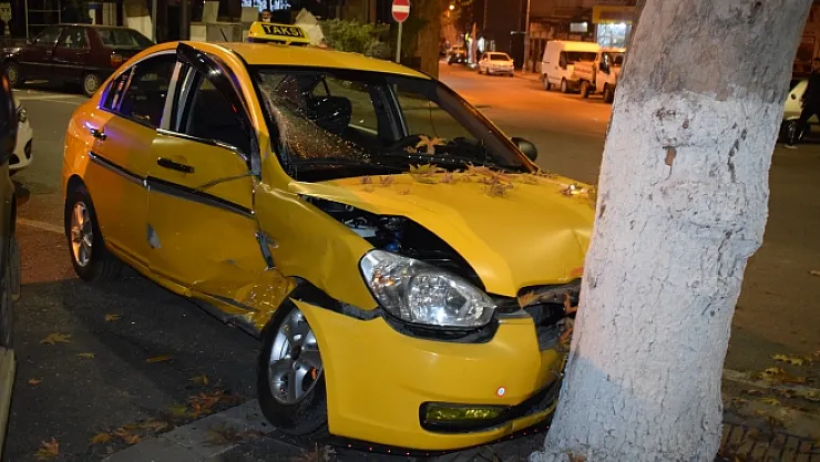 Malatya'da minibüsün çarptığı ticari araç hurdaya döndü: 1 yaralı